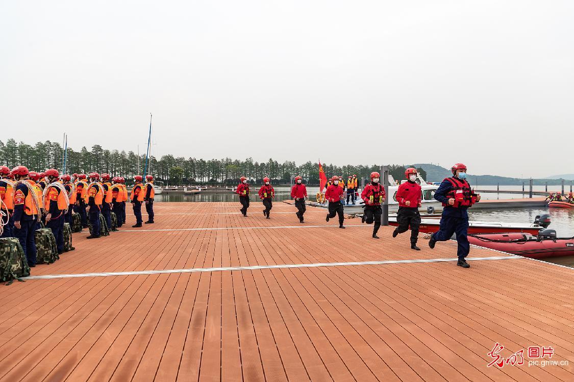 武汉抗洪英雄，众志成城的城市守护者迎击洪峰首讯